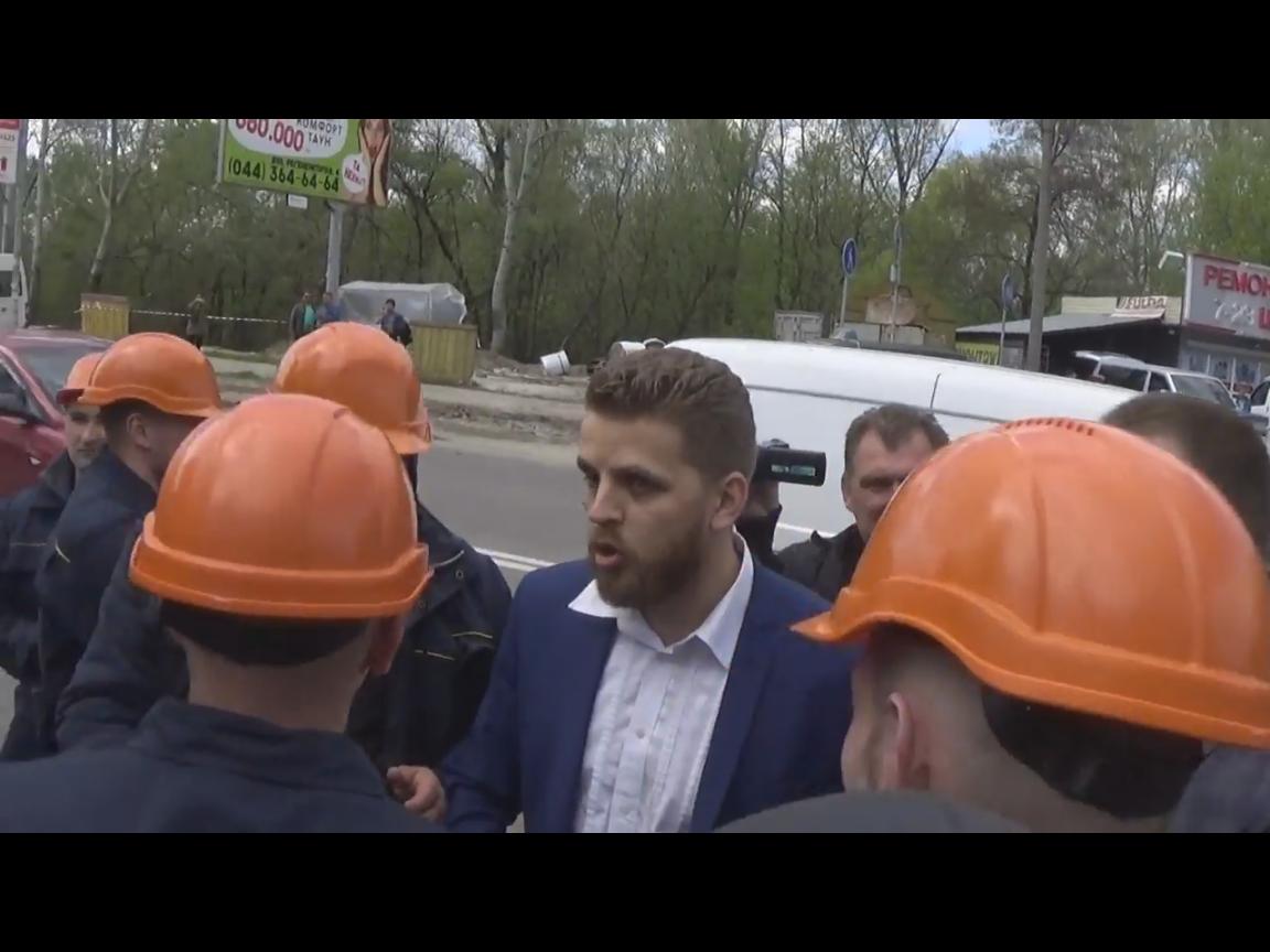 В Киеве активисты поймали сепаратиста, который руководил рейдерами (ВИДЕО)