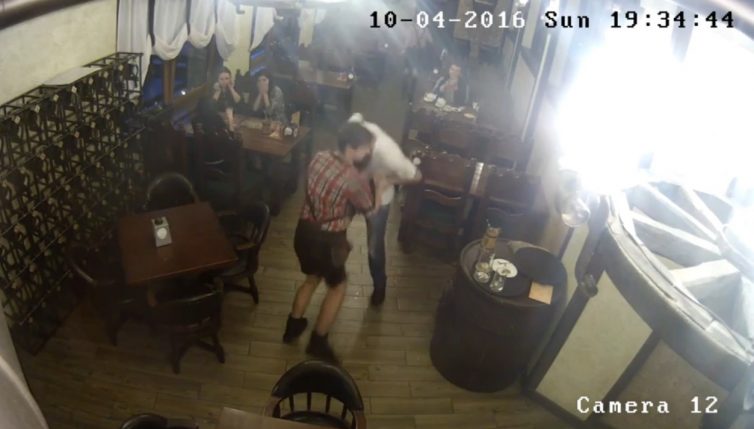 Появились жуткие кадры, как пьяный брат Захарченка резал горло официанту донецкого бара (ВИДЕО 18+)