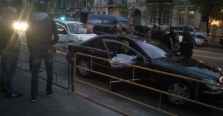 В центре Киева силовики снова огнем остановили автомобиль (ВИДЕО)
