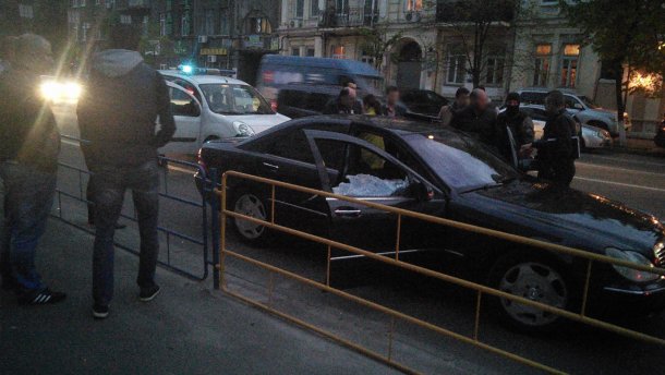 В центре Киева силовики снова огнем остановили автомобиль (ВИДЕО)