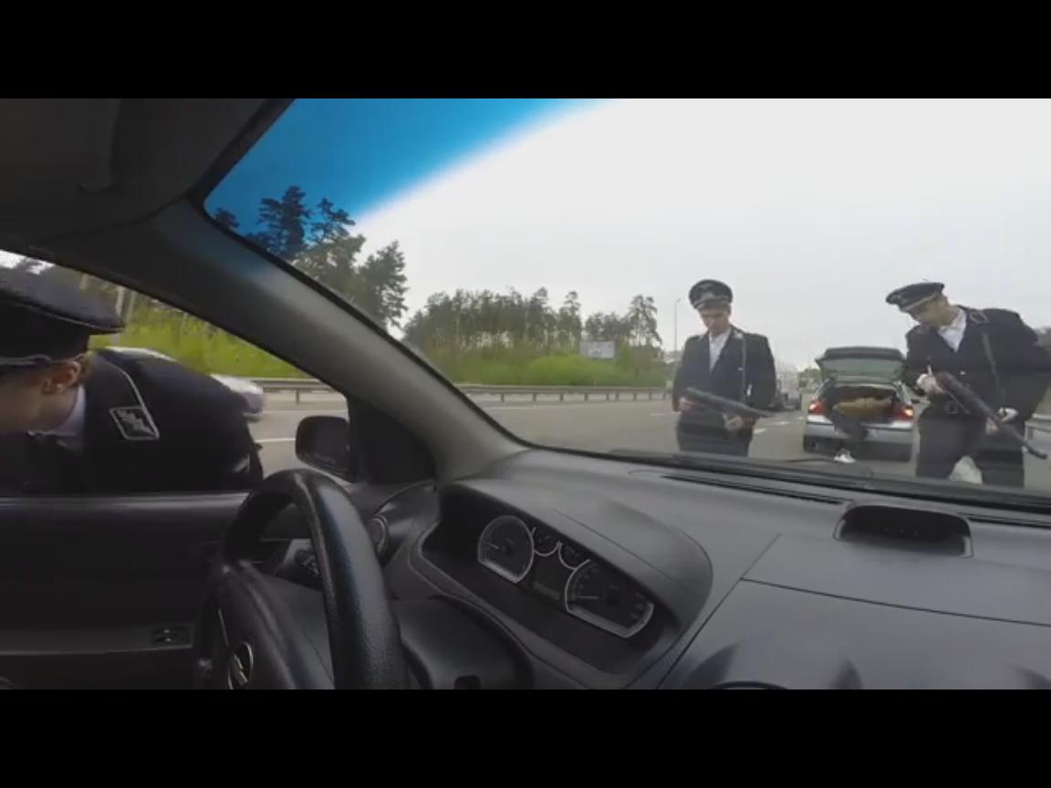 На въезде в Киев националисты едва не расстреляли автомобиль с русскими номерами (ВИДЕО РАЗРЫВАЕТ ИНТЕРНЕТ)