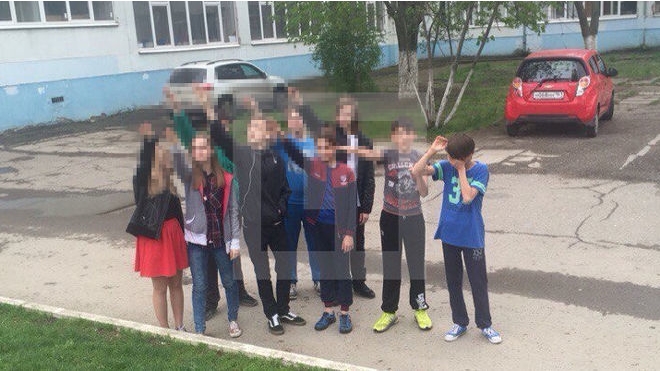 Деды в шоке! В Ростове толпа школьников "зиганула" в честь дня рождения Гитлера (ФОТО)