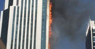 В Китае страшный пожар - горит один из крупнейших небоскребов (ФОТО)