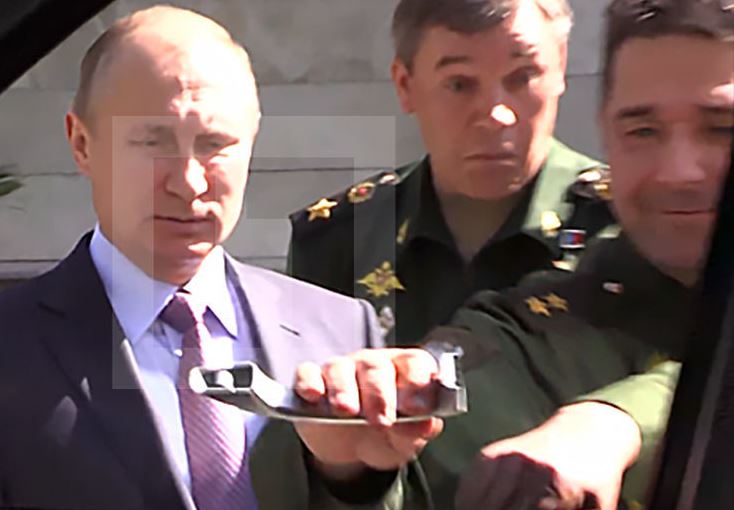 УГАР! Российский генерал пытаясь так услужить Путину открывая дверь авто сломал ручку (ВИДЕО)
