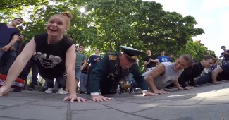 В Днепропетровске ветеран порвал молодёжь (ВИДЕО)