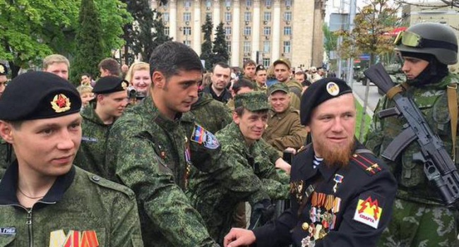 Украинские волонтеры поставили на колени боевиков прямо во время "парада" в Донецке