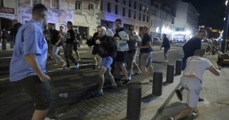 Последняя ночь на ЕВРО для русских! Французы депортируют всех российских фанатов, которые полезли в драку против англичан в Марселе (ВИДЕО ПОБОИЩЯ)