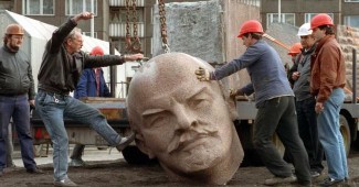 БРАВО! В Москве антипутинские активисты повалили памятник Ленину, а на голове вождя написали "Путин ху*ло - Крым Украина!" (ВИДЕО)