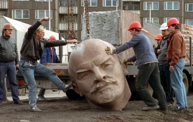 БРАВО! В Москве антипутинские активисты повалили памятник Ленину, а на голове вождя написали "Путин ху*ло - Крым Украина!" (ВИДЕО)