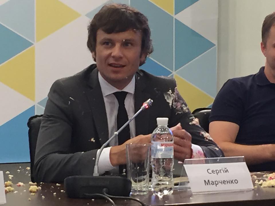 Недовольные студенты запустили тортом в зама министра финансов Украины во время пресс-конференции (ВИДЕО)