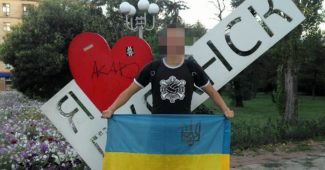 БРАВО! Ультрас "Зари" развернул флаг Украины в центре оккупированного Луганска (ВИДЕО)