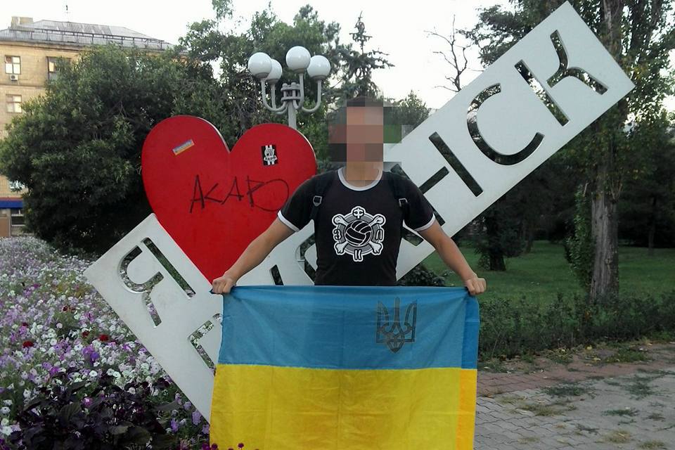БРАВО! Ультрас "Зари" развернул флаг Украины в центре оккупированного Луганска (ВИДЕО)