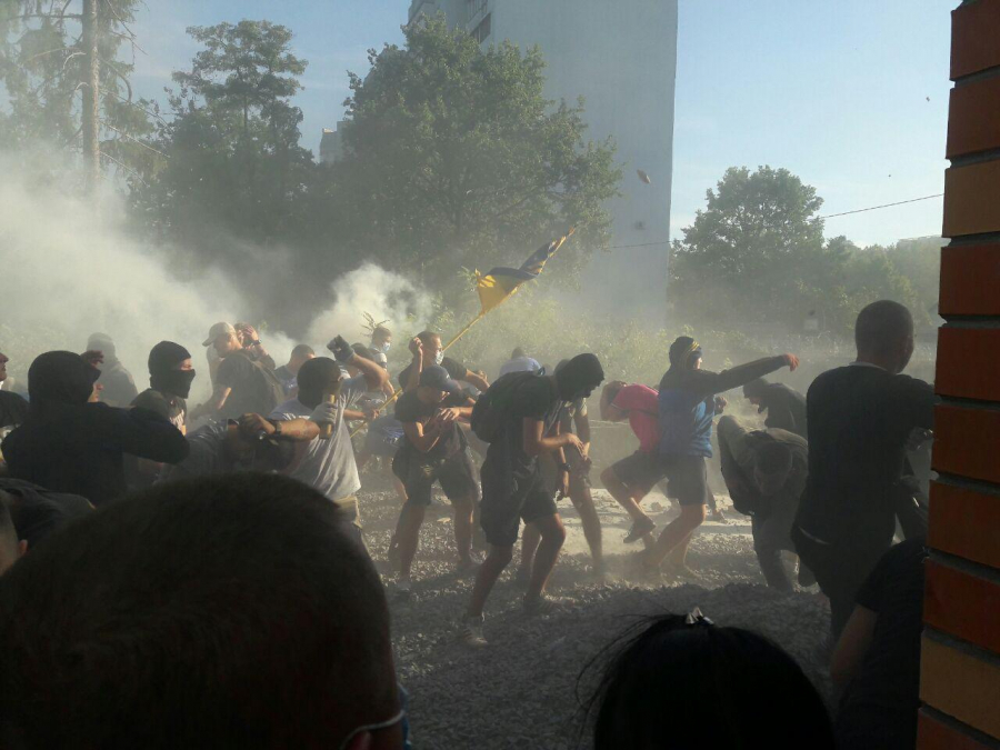 Дым, стрельба и пожары! Скандальную святошинскую стройку в Киеве штурмует "Азов" (ВИДЕО)