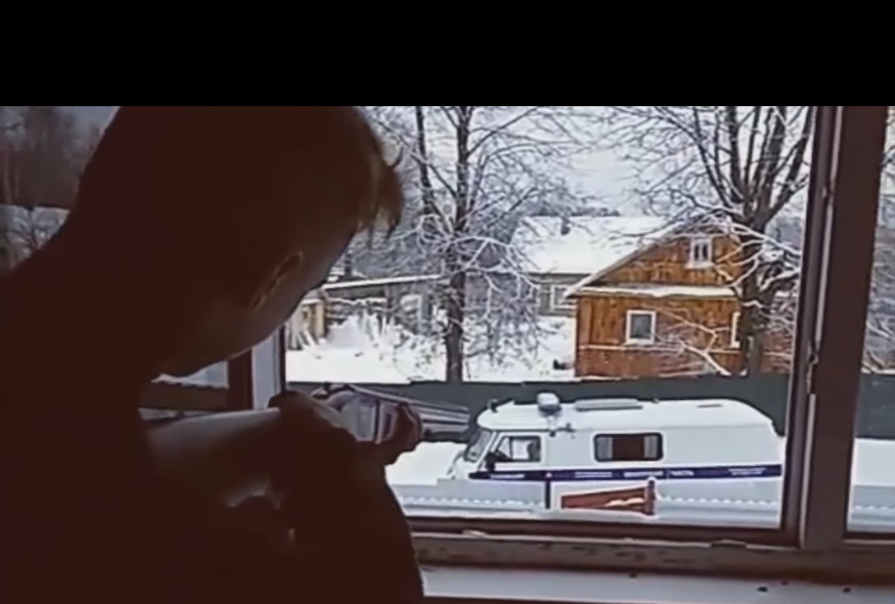 На России в Пскове, подростки обстреляли полицейский автомобиль и покончили с собой (ВИДЕО)