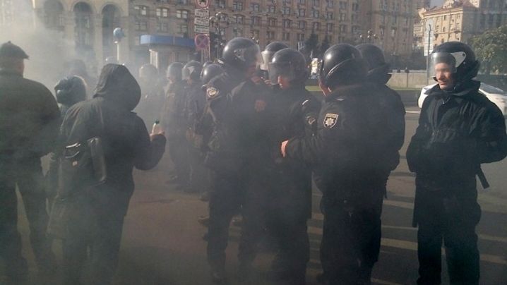 Большие стычки протестующих и полиции на Крещатике, полиции прибыло подкрепление (ВИДЕО)