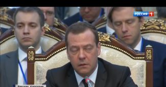 МЕДВЕДЕВ ОБОС**Я! Покрасневший, после жаркой и оскорбительной речи в адрес Белоруссии, Медведев выдал странный звук и убежал в туалет прямо с совещания (ВИДЕО)