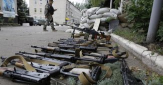 После-захвата-сепаратистами-военной-базы-украинской-армии-в-Донецке-27-июня-2014-года-