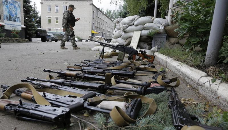 После-захвата-сепаратистами-военной-базы-украинской-армии-в-Донецке-27-июня-2014-года-