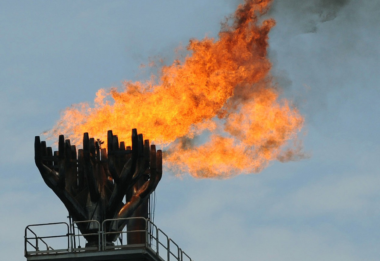 14 апреля 2009 года. Факельное сжигание газа на нефтяной платформе компании Total. Сжигание газа в факелах – обычная практика в нефтяной промышленности, таким способом избавляются от попутного газа, который невозможно использовать или транспортировать. Чрезмерное сжигание считается расточительством и наносит огромный ущерб окружающей среде, так как при этом выделяется большое количество токсичных и парниковых газов, вызывающих проблемы со здоровьем у людей и влияющих на климат.