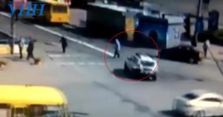 Опубликовано видео страшной аварии в Киеве, где полицейские сбили женщину на пешеходном переходе