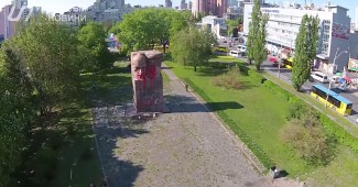 В Киеве активисты на разбили но осквернили памятник чекистам (ВИДЕО)