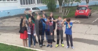 Деды в шоке! В Ростове толпа школьников "зиганула" в честь дня рождения Гитлера (ФОТО)
