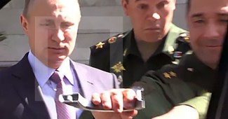 УГАР! Российский генерал пытаясь так услужить Путину открывая дверь авто сломал ручку (ВИДЕО)