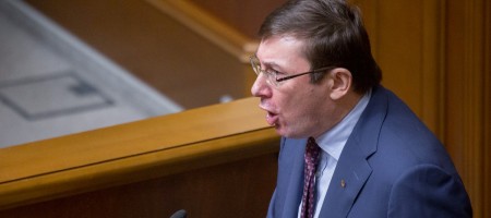Новый генпрокурор Юрий Луценко плюнул в другого прокурора прямо во время заседания (ВИДЕО)