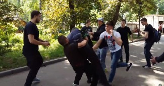 В сети появились кадры жесткой стычки активистов "Азова" с пророссийскими сеператистами в центре Харькова (ВИДЕО)