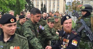 Украинские волонтеры поставили на колени боевиков прямо во время "парада" в Донецке