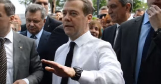 ЮМОРИСТИЧЕСКИЙ РАЗРЫВ: Хит сети, клип на суперспич Медведева "Просто денег нет" (ВИДЕО)