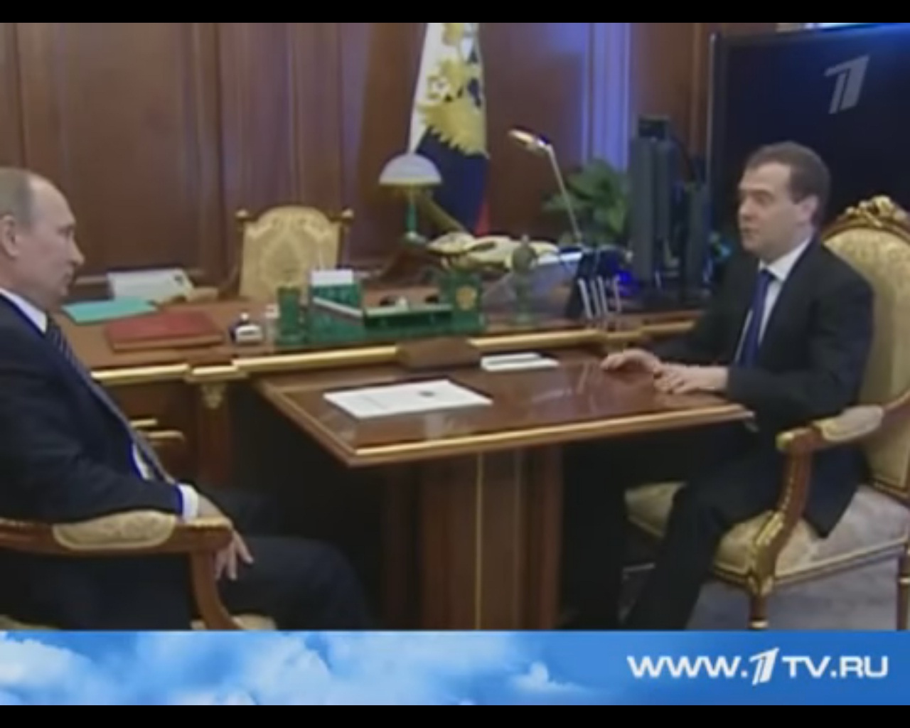 РАЗРЫВ ИНТЕРНЕТА! Путин так орал на Медведева, что премьер не удержался и громко перднул (ВИДО)