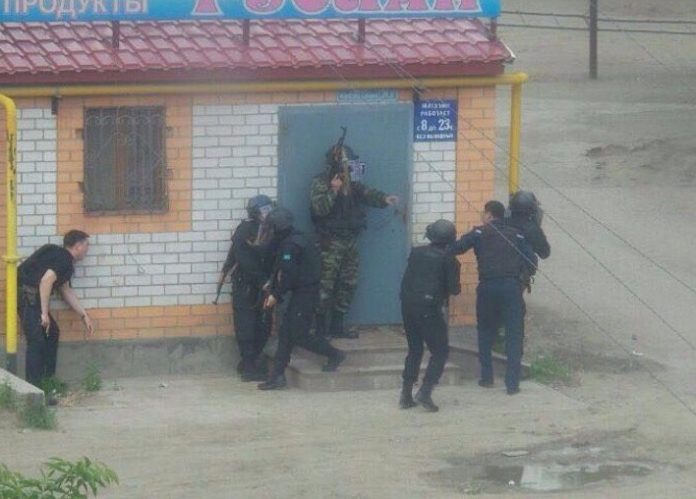 ЭКСТРЕННОЕ СООБЩЕНИЕ! "Зеленые человечки" захватили целый город Актобе в Казахстане! Введен чрезвычайны режим, по всем городу взрывы и стрельба (ВИДЕО)