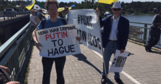 Путина в Финляндии "радужно" встретили с плакатами и скандированием "Путин ху*ло!" (ФОТО)