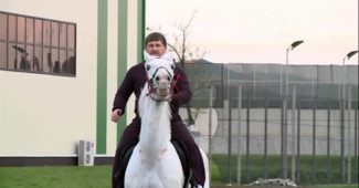 Рамзан Кадыров упал с лошади и сломал шею, его быстро госпитализировали (ВИДЕО)