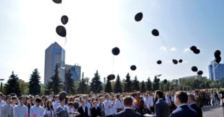 Захарченко в ярости наорал на встрече с работниками сферы образования. В Торезе на линейке включили гимн Украины, а в Горловке "меру" школьники сказали проваливать с украинского города (ВИДЕО)