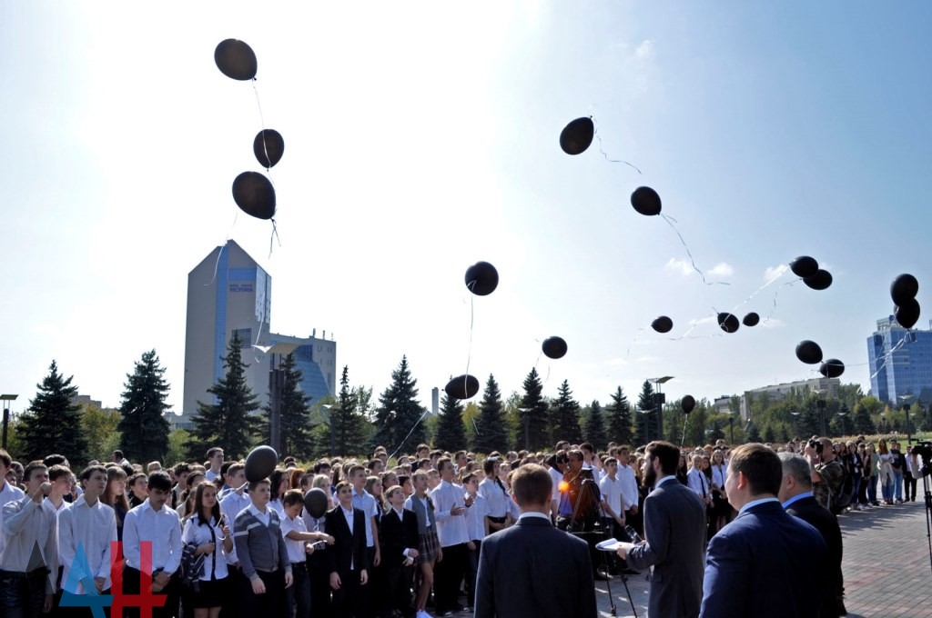 Захарченко в ярости наорал на встрече с работниками сферы образования. В Торезе на линейке включили гимн Украины, а в Горловке "меру" школьники сказали проваливать с украинского города (ВИДЕО)