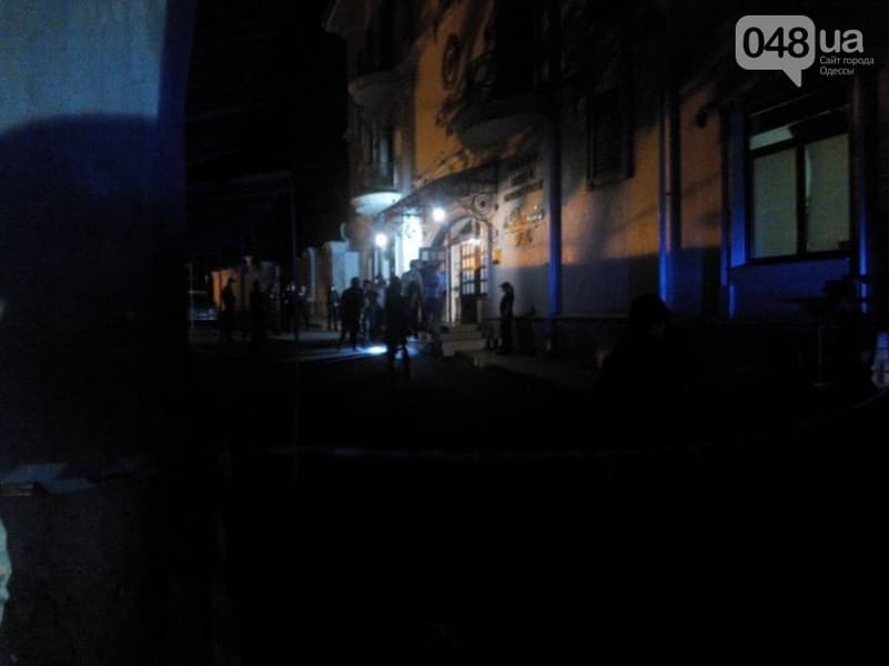 СРОЧНО! В Одессе неизвестные захватили отель с заложниками, идет стрельба (ВИДЕО)
