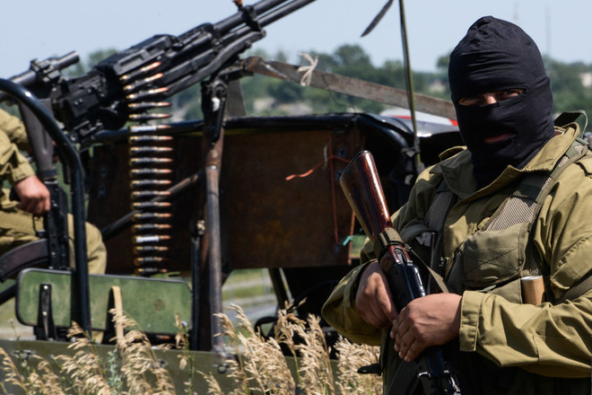 epa04296083 Pro-russian rebels patrols outside of Luhansk, Ukraine, 02 July 2014. Fighting in eastern Ukraine resumed a day earlier, hours after the Ukrainian President declared an end to a ceasefire that had only been patchily observed.  EPA/STRINGER