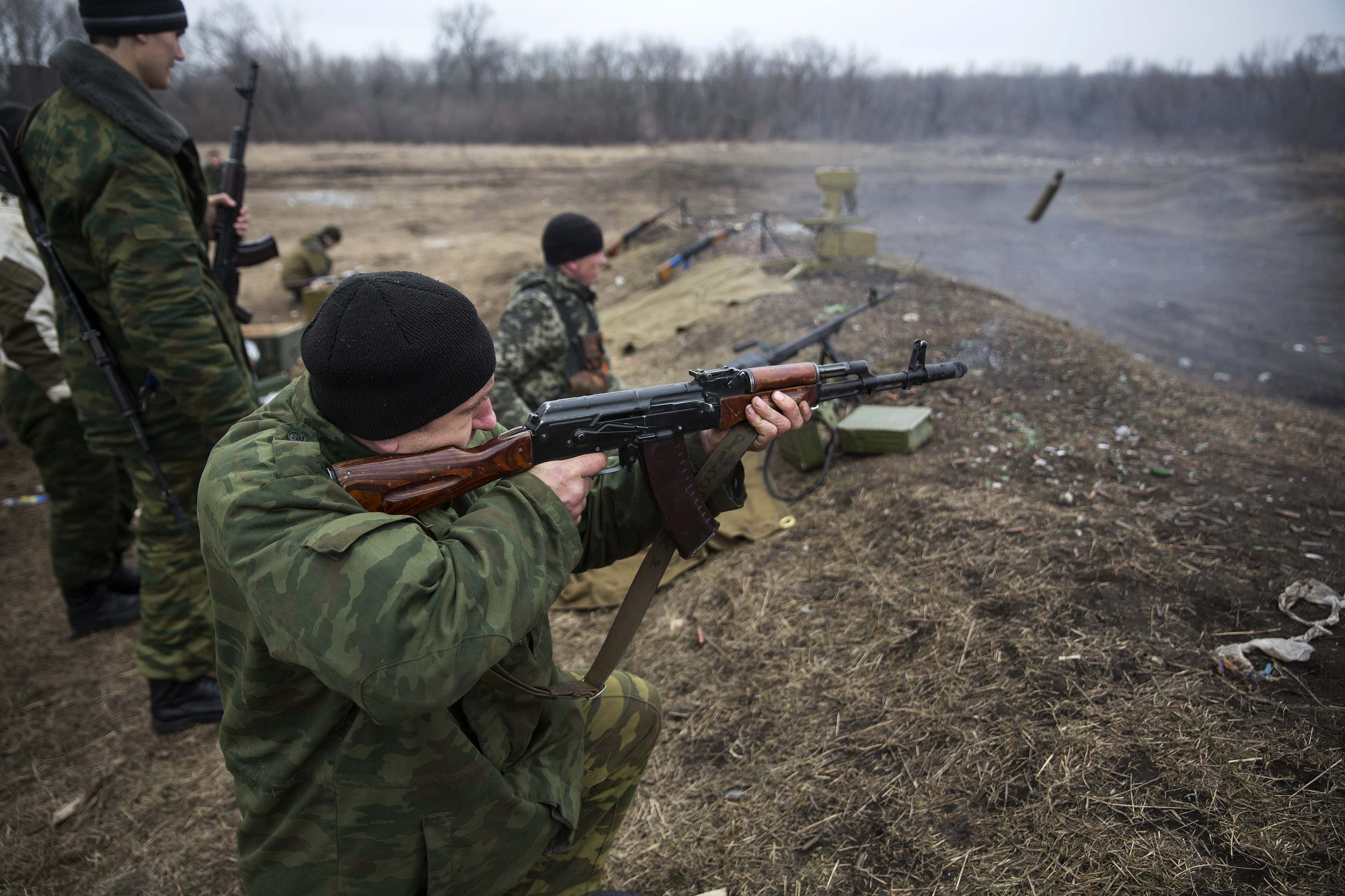 Volunteers of the separatist self-proclaimed Donetsk People's Republican guard fire their weapons during shooting training in Donetsk March 1, 2015.
 REUTERS/Baz Ratner (UKRAINE - Tags: POLITICS CIVIL UNREST CONFLICT MILITARY)