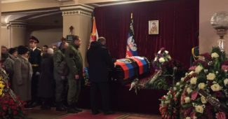 РАЗРЫВ СЕТИ! Захарченко в стиле Януковича, на похоронах Гиви, ушатал венок (ВИДЕО)