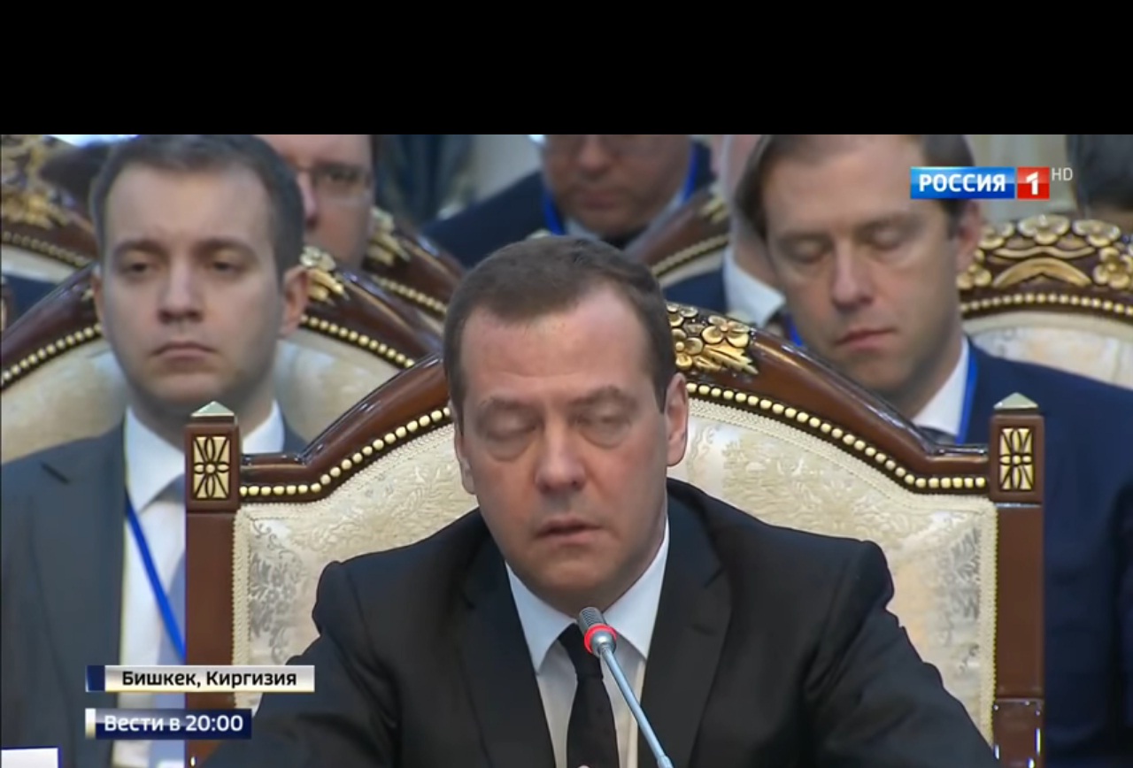 МЕДВЕДЕВ ОБОС**Я! Покрасневший, после жаркой и оскорбительной речи в адрес Белоруссии, Медведев выдал странный звук и убежал в туалет прямо с совещания (ВИДЕО)