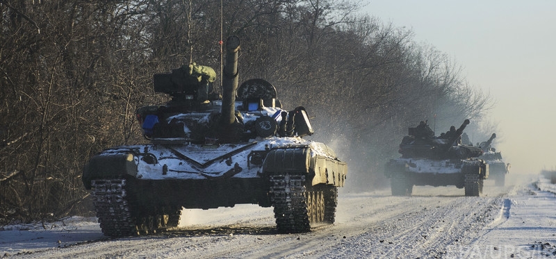 epa04544467 A picture made available 01 January 2015 shows tanks of the Ukrainian army moving near Peski village, Donetsk area, Ukraine, 31 December 2014, few hours before the 2015 celebrations. Ukrainian President Poroshenko on 29 December had signed a law that cancels Ukraine's non-aligned status and promised to initiate reform allowing Ukraine to comply with NATO standards as well as to hold a referendum on joining the alliance, a step opposed by Russia.  EPA/OLGA IVASHCHENKO  EPA/OLGA IVASHCHENKO  EPA/OLGA IVASHCHENKO